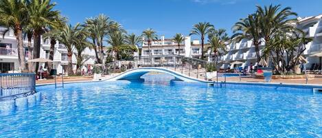 Una piscina al aire libre de temporada