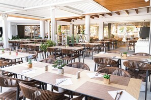 Breakfast and dinner served  - Playas Cas Saboners (Calvia)
