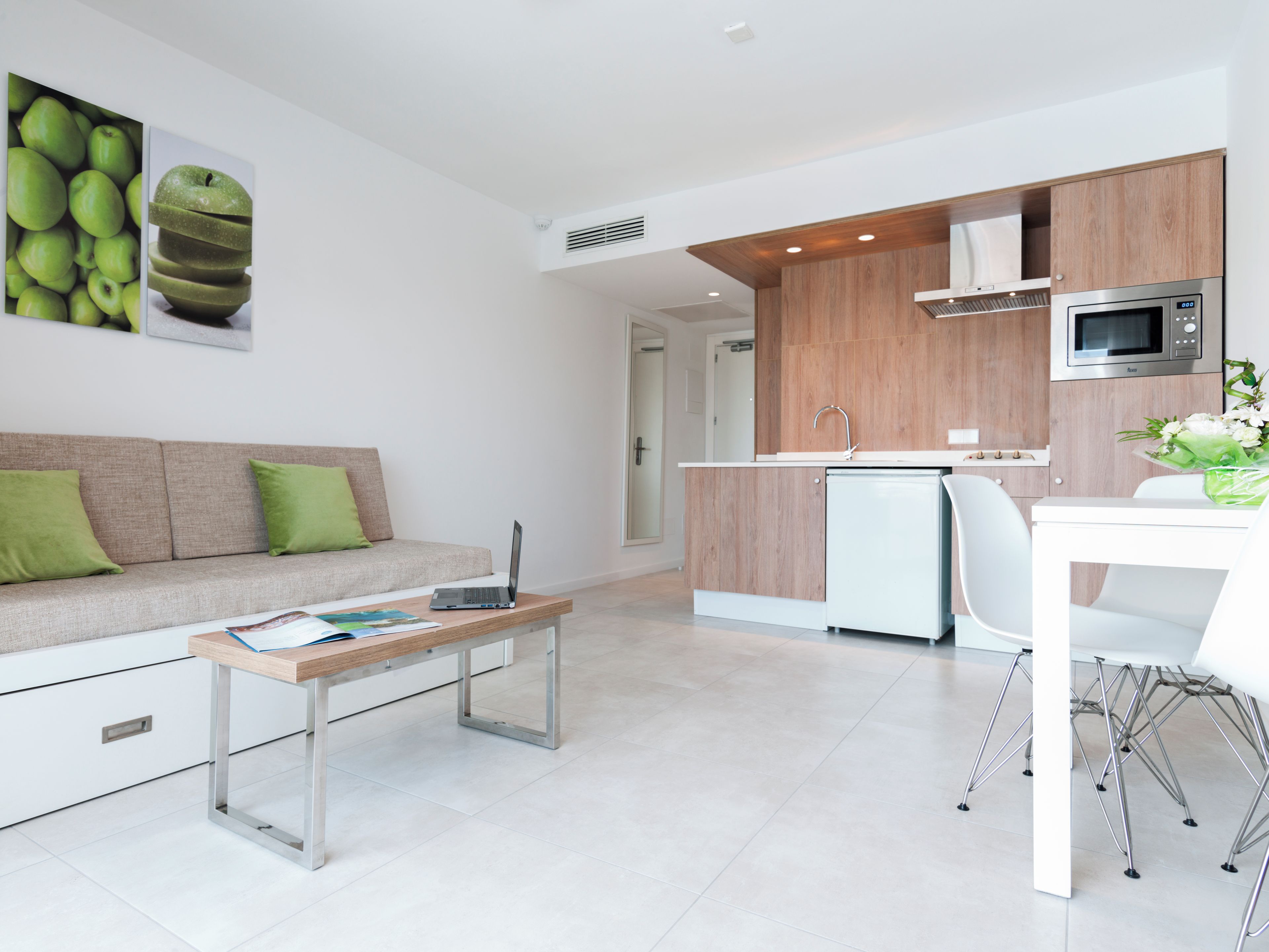Un apartamento moderno con sala de estar, kitchenette y comedor.