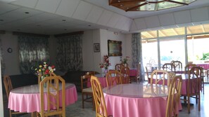 Lobby sitting area - Hotel Sydney (Zakynthos)