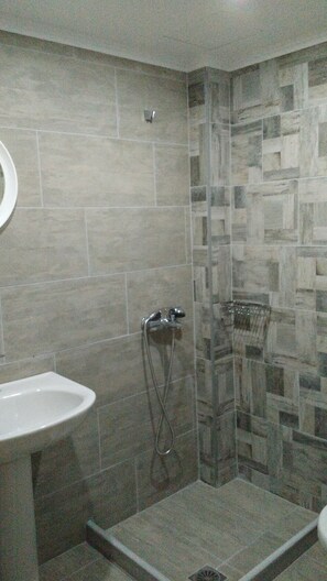Deluxe Suite | Bathroom
