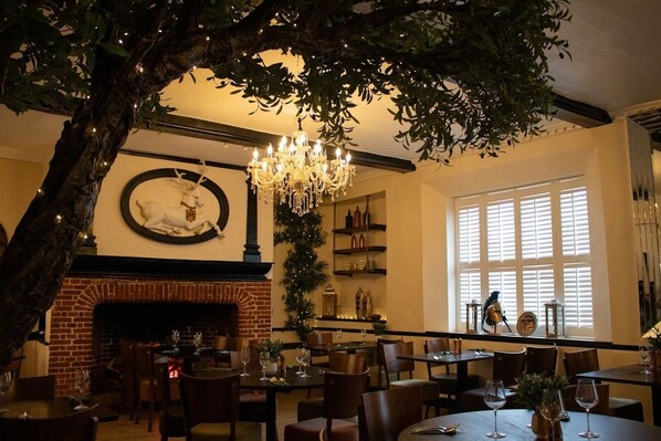 2 nhà hàng, phục vụ bữa sáng, bữa trưa, bữa tối, món ăn Hy Lạp