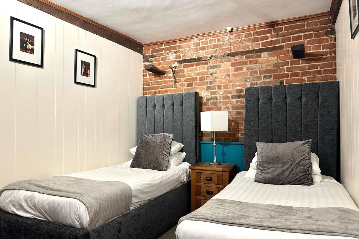 standard twin room, ensuite