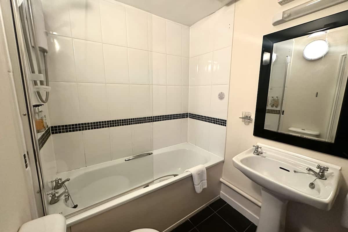 deluxe double room, ensuite | bathroom