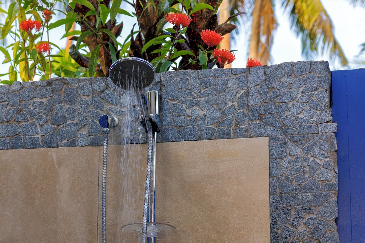 Shower, free toiletries, towels