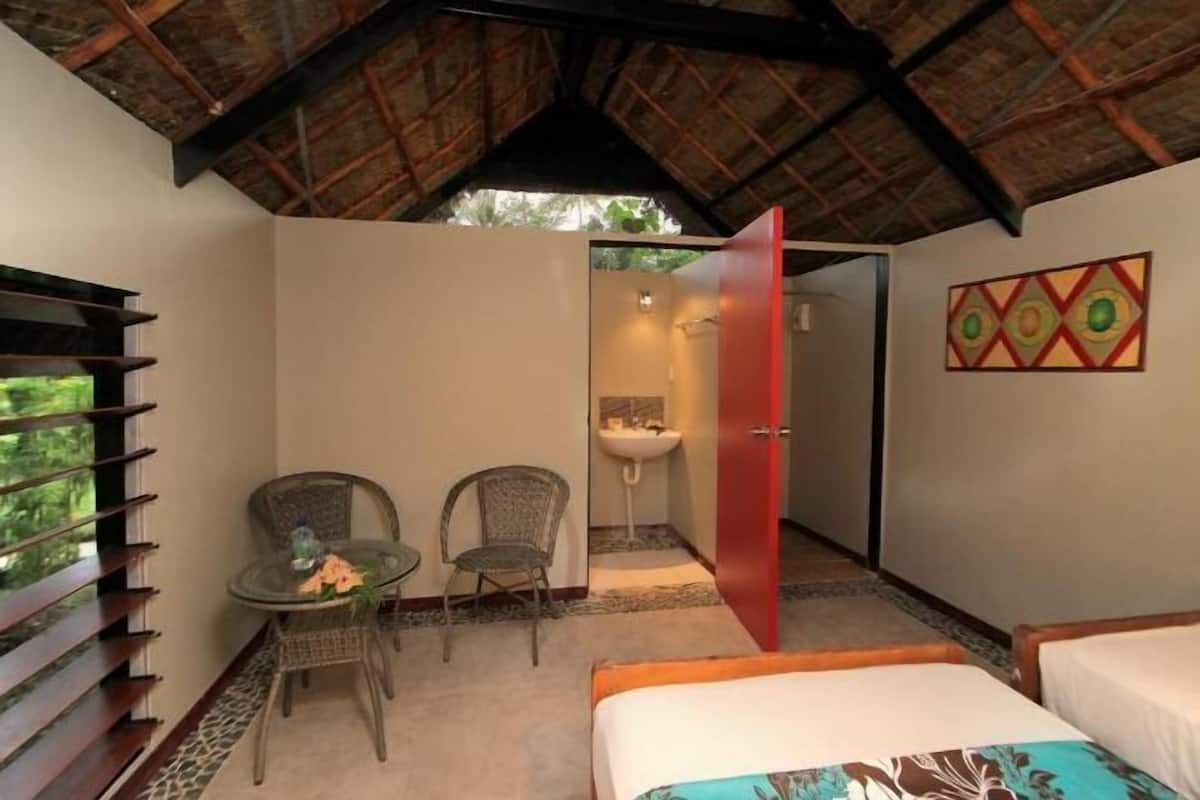 Cofres nos quartos, cortinas blackout, ferros/tábuas de passar roupa