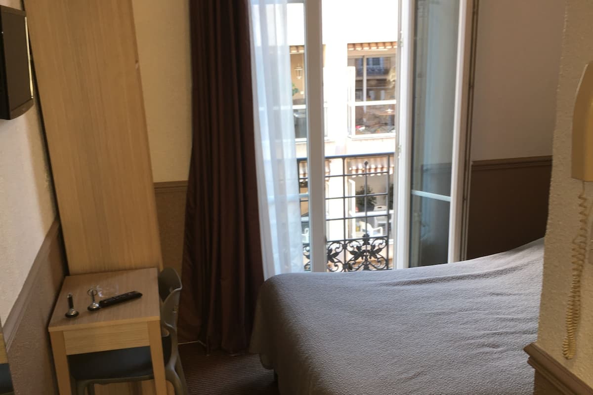 Double Room, 1 Double Bed | In-room safe, rollaway beds (surcharge), WiFi (free)