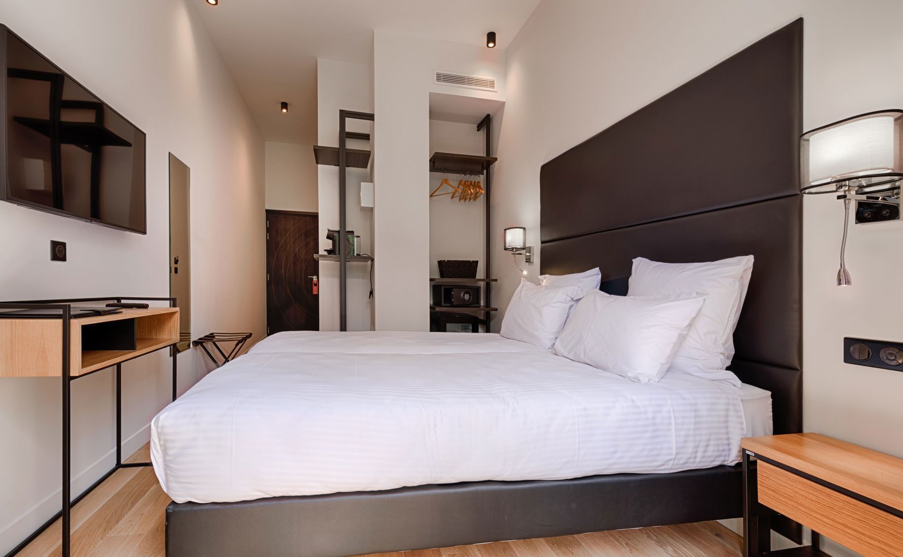Minibar, caja de seguridad en la habitación y escritorio 