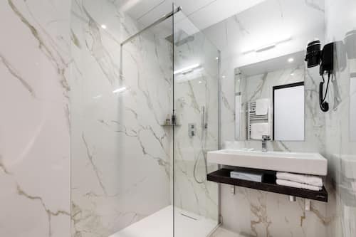 Twin Room | Bathroom | Hair dryer, towels