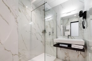 Twin Room | Bathroom | Hair dryer, towels - Hôtel Saint Georges (Nice)