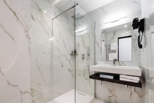 Quarto duplo | Banheiro | Secador de cabelo, toalhas de banho