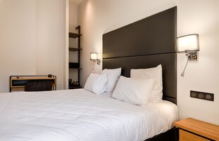 Doppia Classic, 1 letto matrimoniale, non fumatori, vista cortile | Minibar, una cassaforte in camera, una scrivania, tende oscuranti