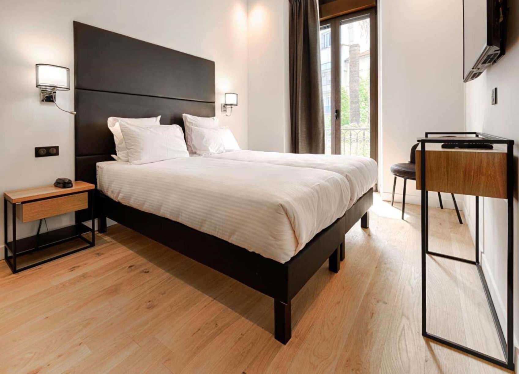 Minibar, caja de seguridad en la habitación y escritorio 