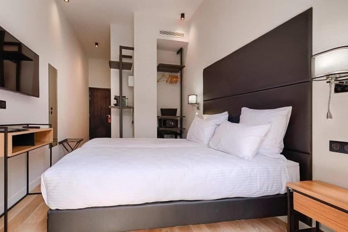 Minibar, Zimmersafe, Schreibtisch, Verdunkelungsvorhänge