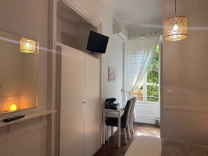 Dobbeltrom – comfort, hageutsikt | Oppholdsområde | Plasma-TV