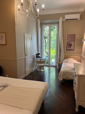 Kolmen hengen comfort-huone, näköala puutarhaan | 1 makuuhuone, tallelokero huoneessa