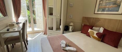 Quarto casal clássico | Cofres nos quartos, espaço de trabalho para notebook