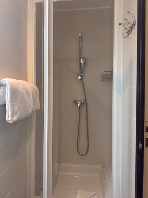 Classic Triple Room | Bathroom | Shower, hair dryer, towels, soap - Nice Garden Hôtel (Nice)