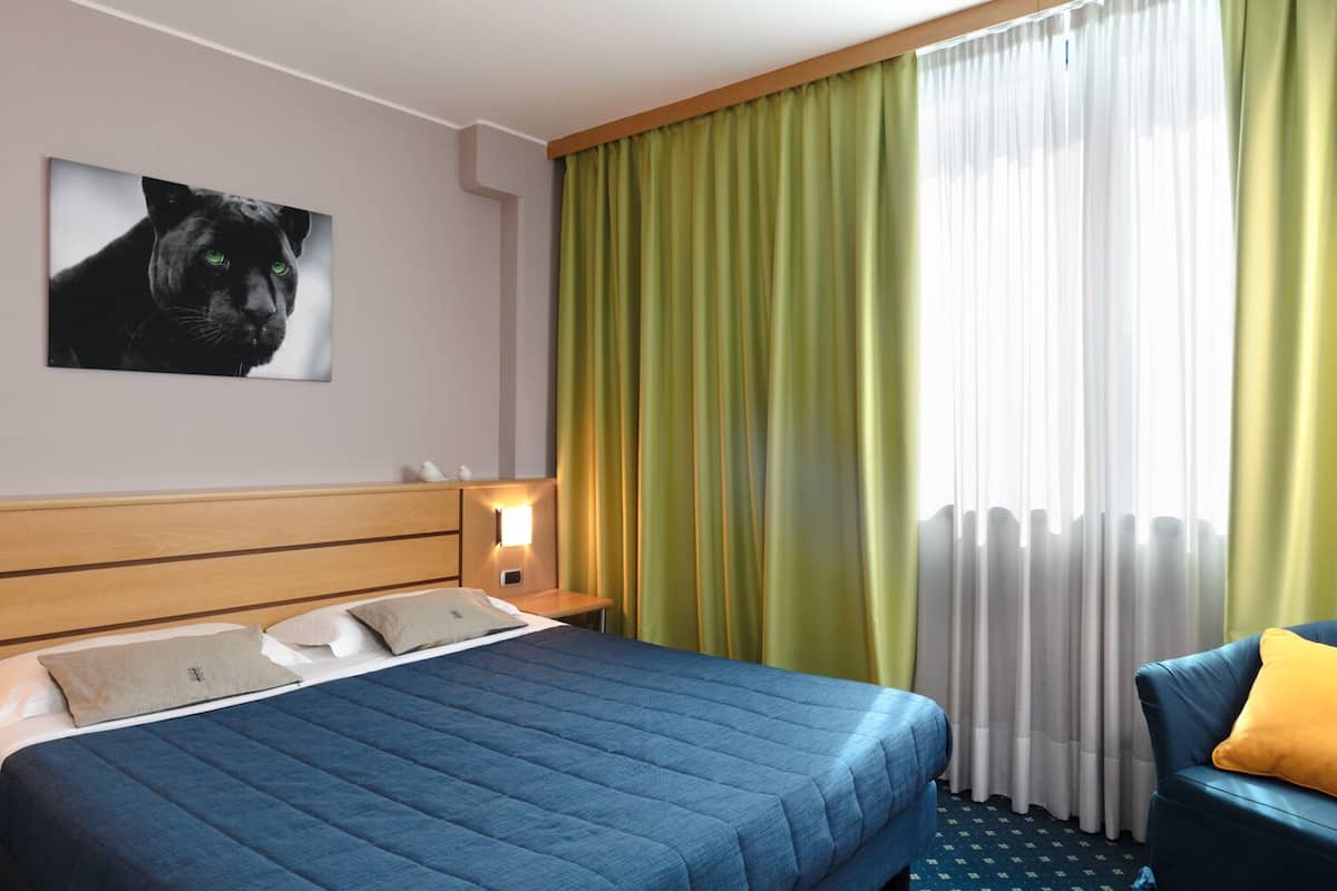 Een minibar, een kluis op de kamer, een bureau, geluiddichte muren