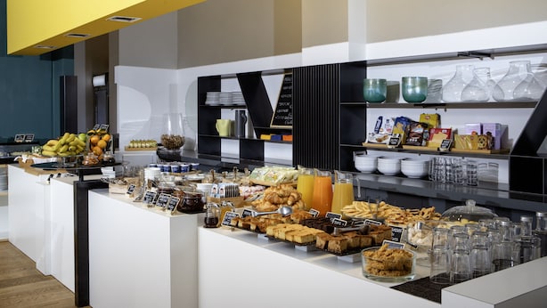 A buffet with various food items and beverages. - Garda Hotel (Montichiari)