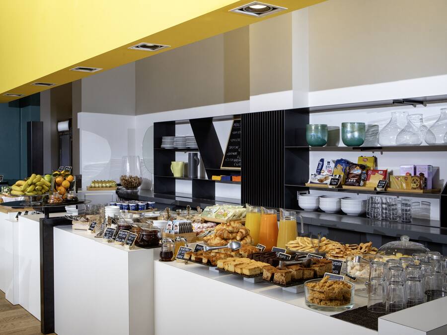 Sudah termasuk sarapan prasmanan setiap hari