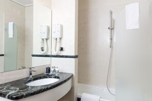 Toalettartikler (inkludert), hårføner, bidé og håndklær