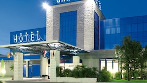 A hotel with a prominent 'GARDA HOTEL' sign, a covered entrance, and a modern building facade. - Garda Hotel (Montichiari)
