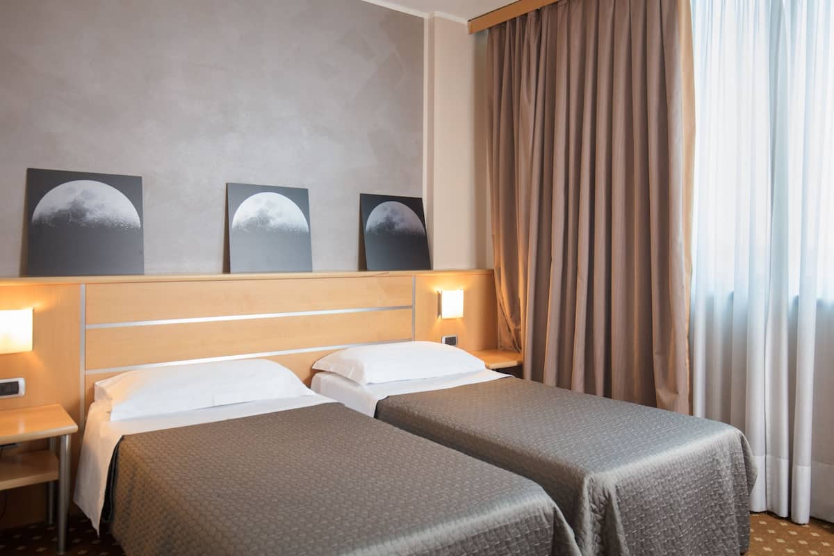 Comfort Twin kamer | Een minibar, een kluis op de kamer, een bureau, geluiddichte muren