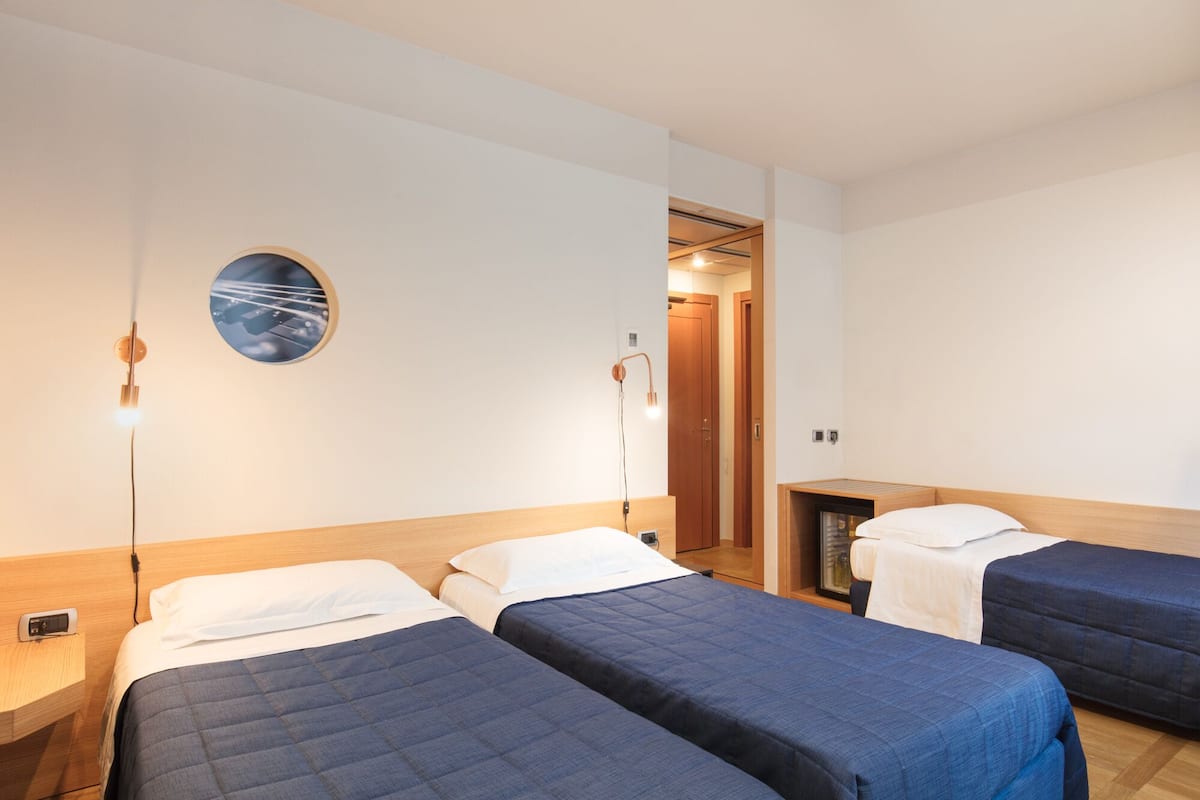 Driepersoonskamer | Een minibar, een kluis op de kamer, een bureau, geluiddichte muren