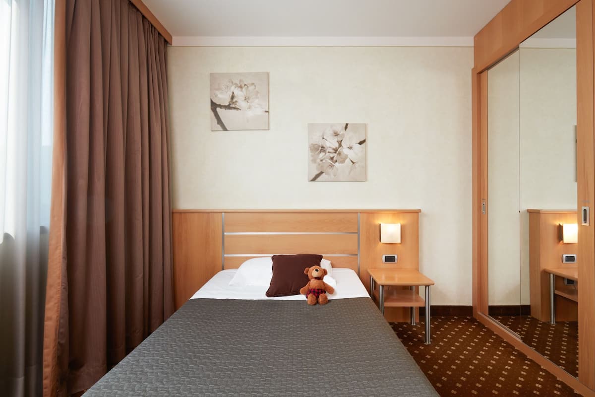 Comfort eenpersoonskamer | Een minibar, een kluis op de kamer, een bureau, geluiddichte muren