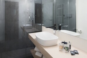 Articles de tocador gratuïts, assecador de cabells, bidet i tovalloles