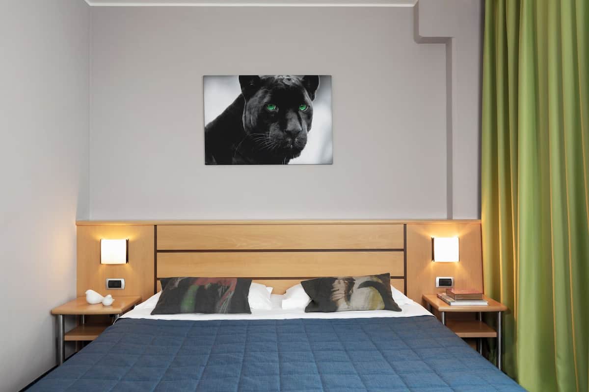 Een minibar, een kluis op de kamer, een bureau, geluiddichte muren