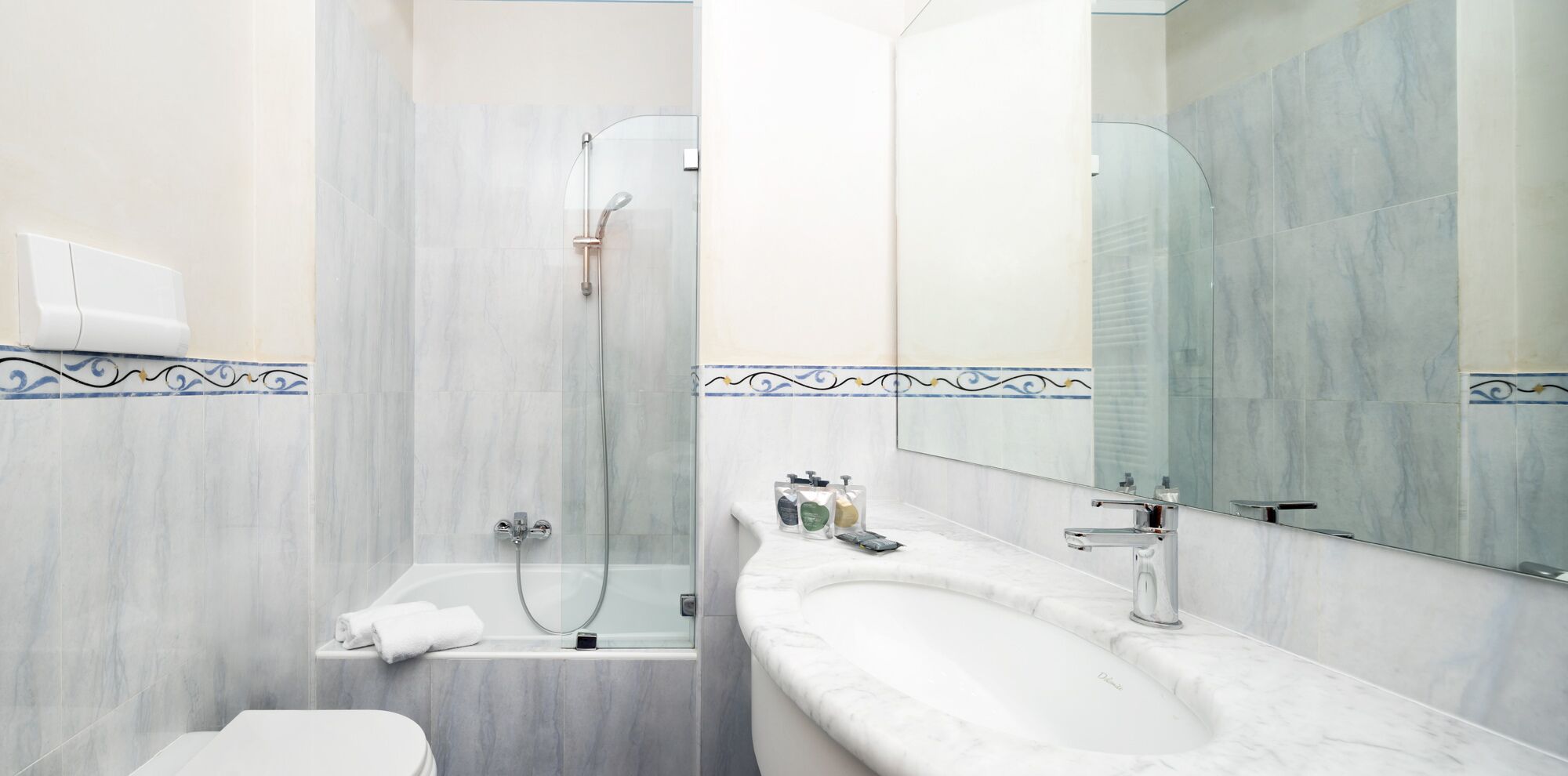 triple room | bathroom | free toiletries, hair dryer, bidet, towels