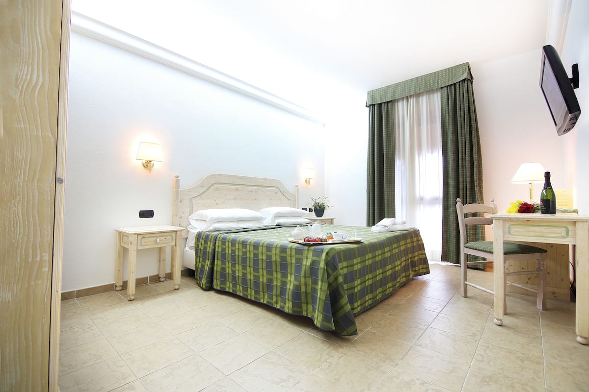 Desk, blackout drapes, free WiFi, bed sheets