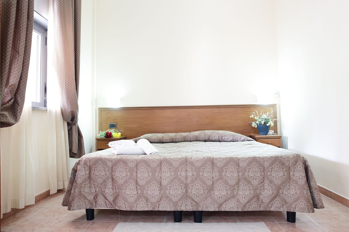 Standard Double Room | Desk, blackout drapes, free WiFi, bed sheets