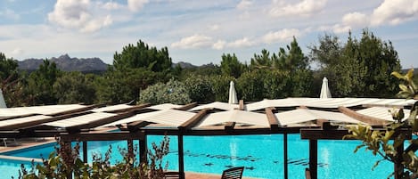 Piscine extérieure (ouverte en saison), parasols de plage