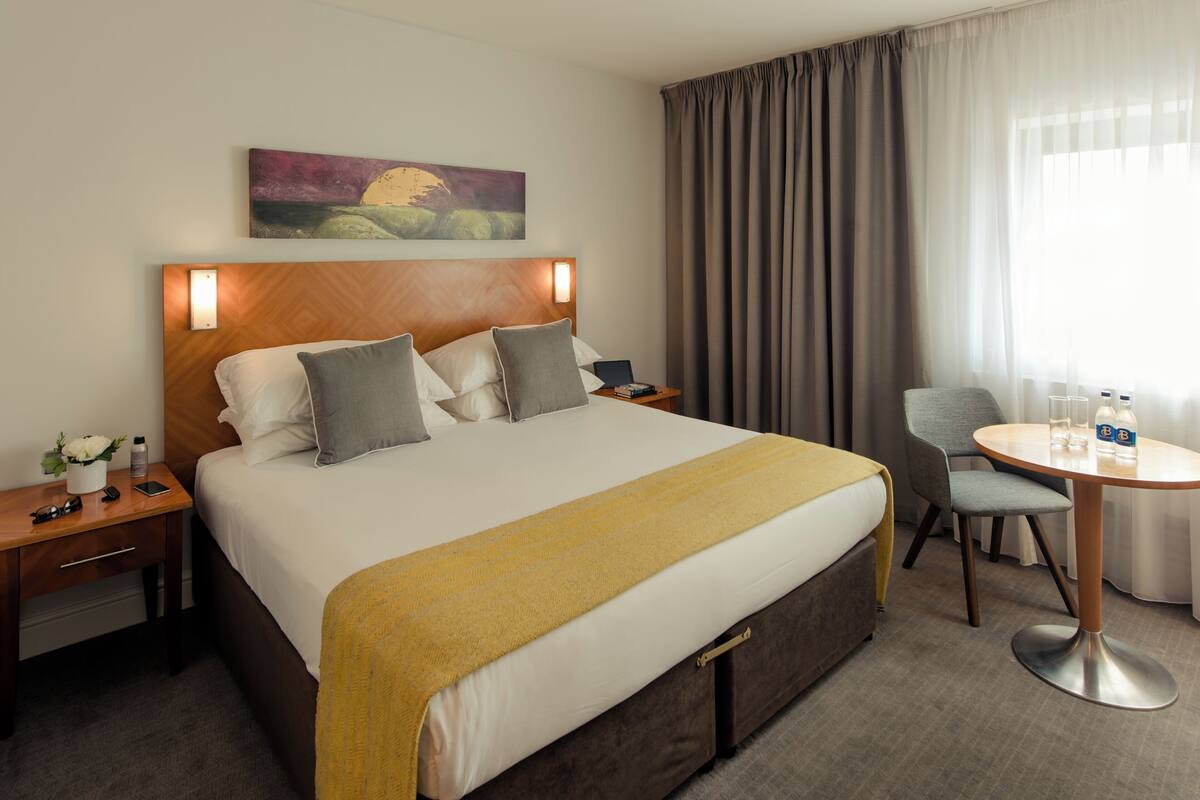 Premium bedding, in-room safe, desk, iron/ironing board