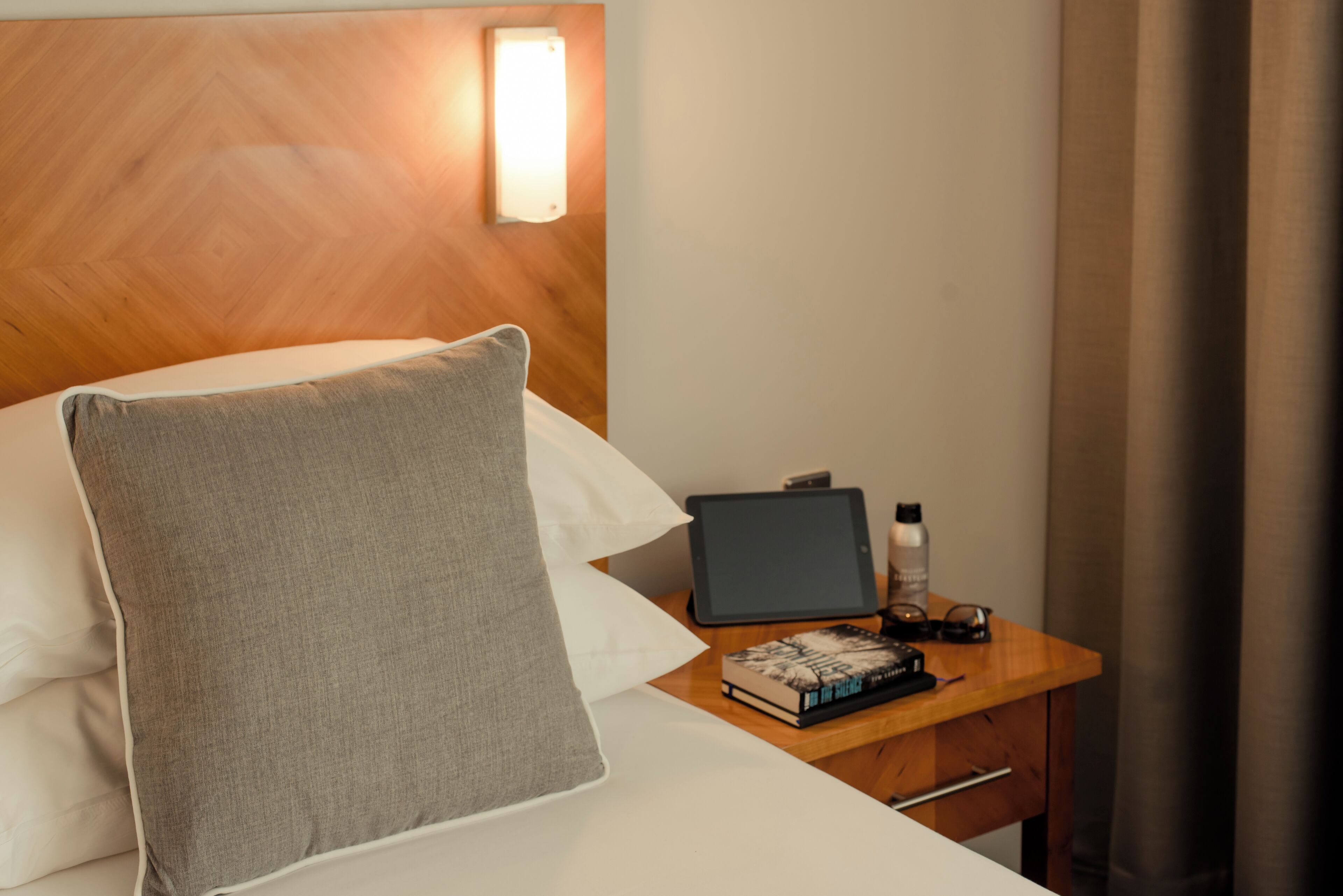 Ropa de cama de alta calidad y caja de seguridad en la habitación 
