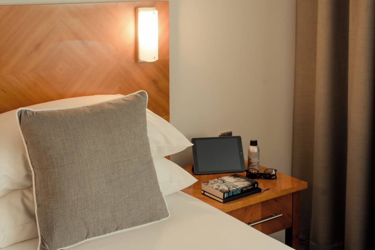 Ropa de cama de alta calidad y caja de seguridad en la habitación