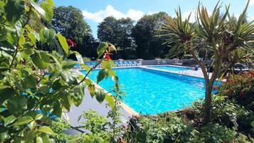 Sesongbasert utendørsbasseng, bassengparasoller og solsenger