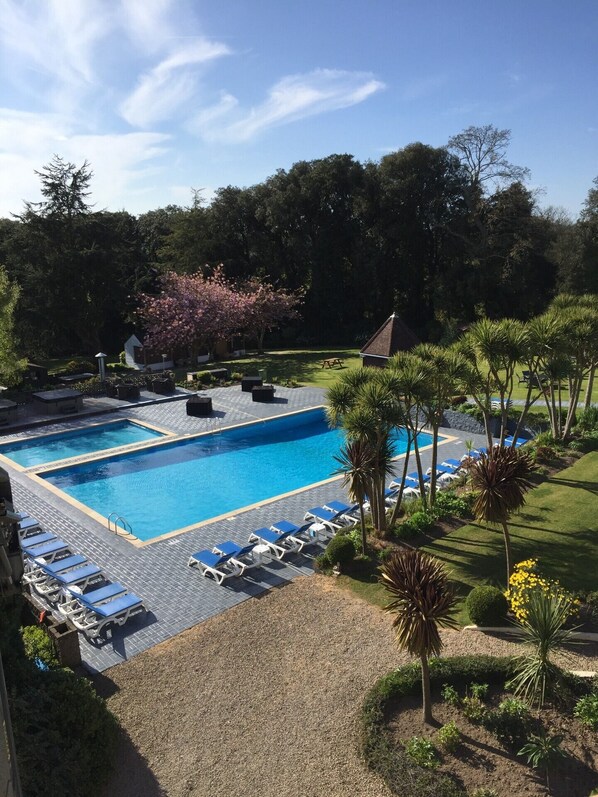 Premium bedding, memory-foam beds, desk, iron/ironing board - Westhill Country Hotel (St. Helier)