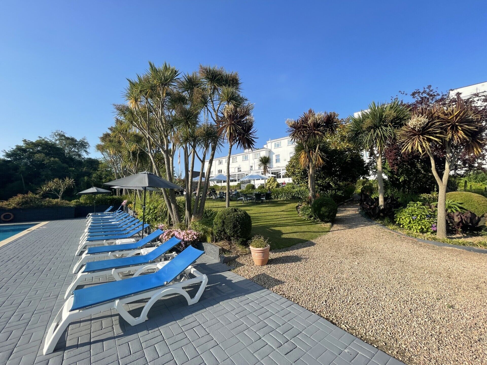 Seasonal outdoor pool, pool umbrellas, sun loungers