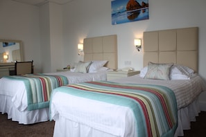 Ylelliset vuodevaatteet, memory foam -patjalliset sängyt, työpöytä