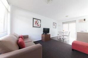 Standard Apartment, 1 Bedroom | 1 bedroom, iron/ironing board, cots/infant beds, rollaway beds - Easystay Apartments (St. Kilda East)