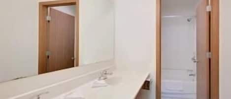 Tina con regadera, amenidades de baño gratuitas, secadora de cabello