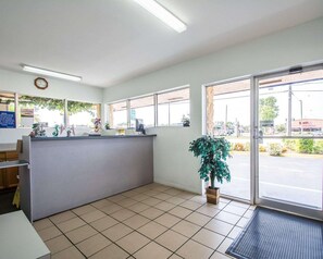 Lobby - Rodeway Inn (Fort Pierce)