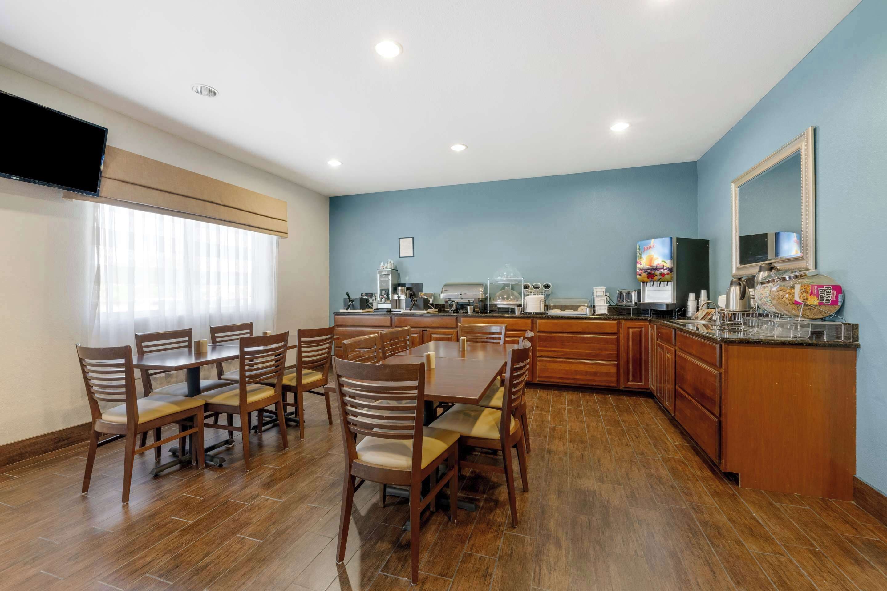 free buffet breakfast