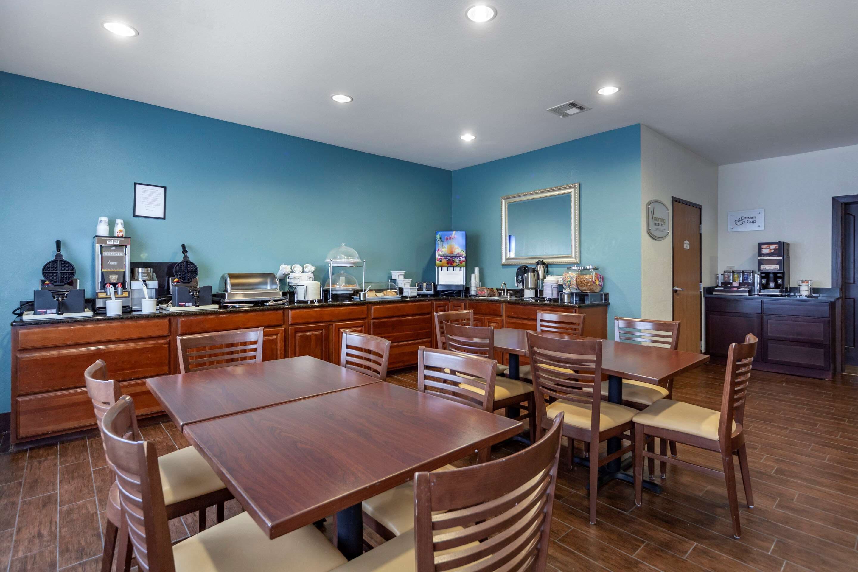 free buffet breakfast