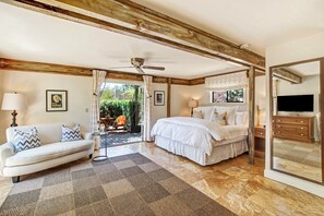 Studio suite, 1 kingsize bed, uitzicht op de binnenplaats, op benedenverdieping | 1 slaapkamer, luxe beddengoed, donsdekens, een strijkplank/strijkijzer