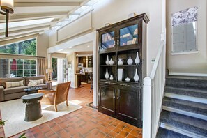 Suite, 1 kingsize bed met slaapbank, patio | Woonruimte | Een televisie